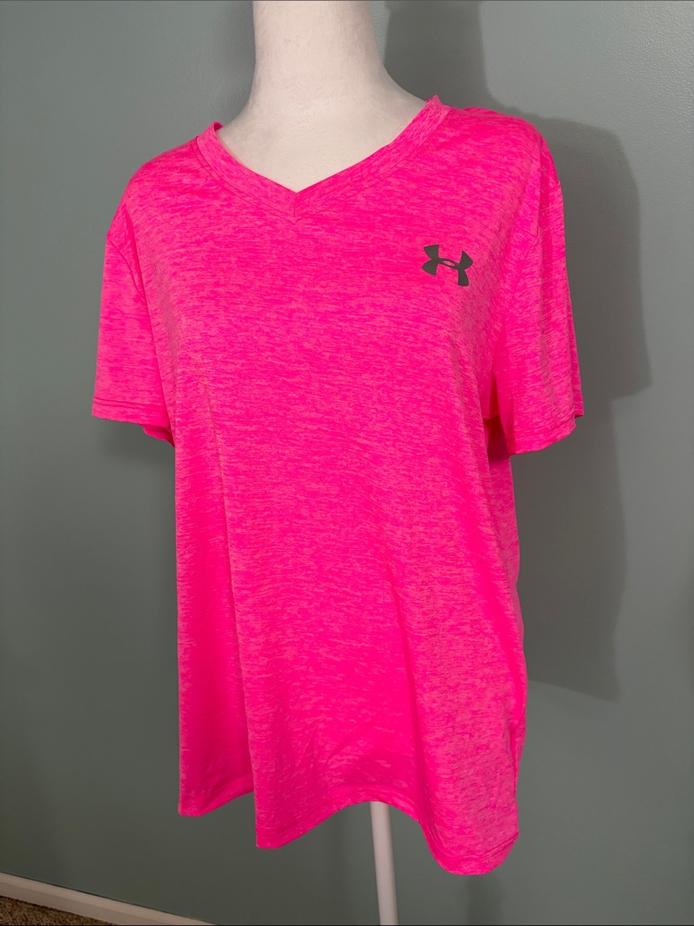 Under Armour Women's Neon Pink V-Neck Short Sleeve Tee